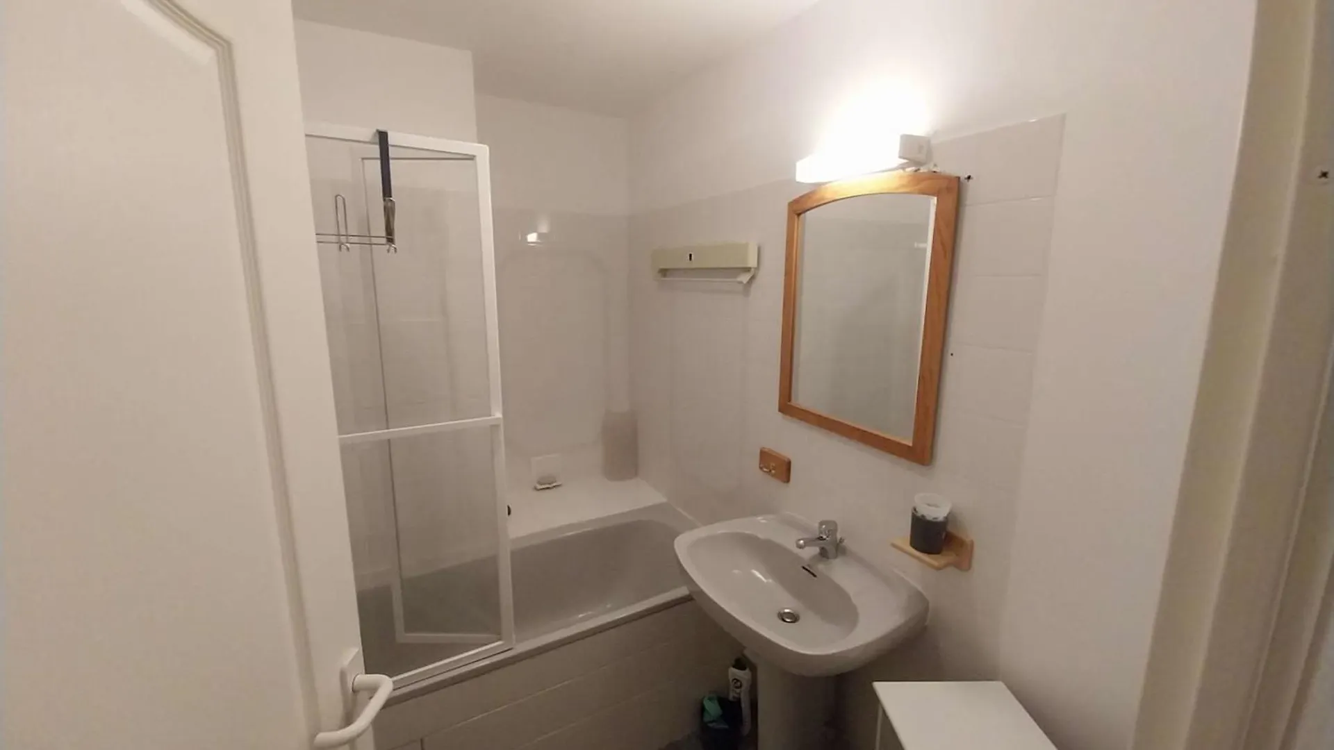 Spacious Apartment With Balcony Vannes Frankrike
