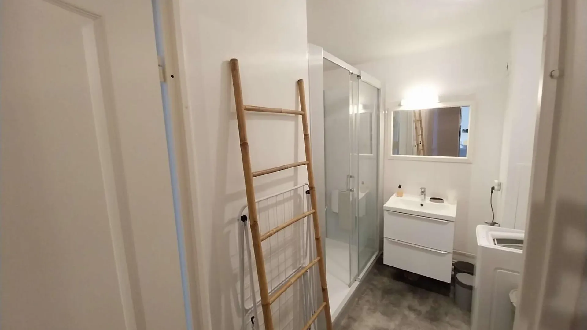 Spacious Apartment With Balcony Vannes Frankrike