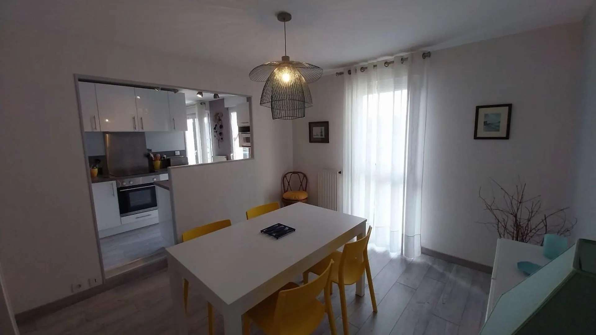 Spacious Apartment With Balcony Vannes 0*,  Frankrike