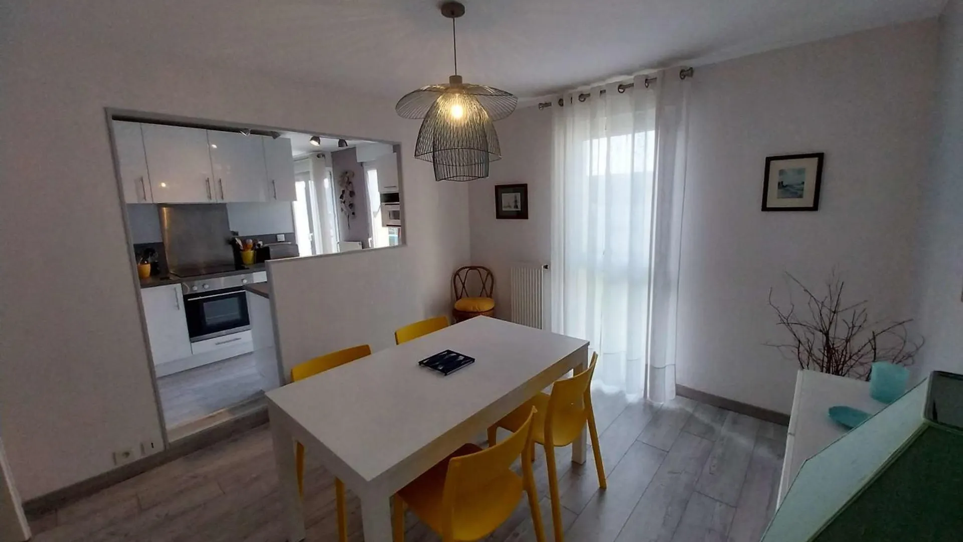 Spacious Apartment With Balcony Vannes