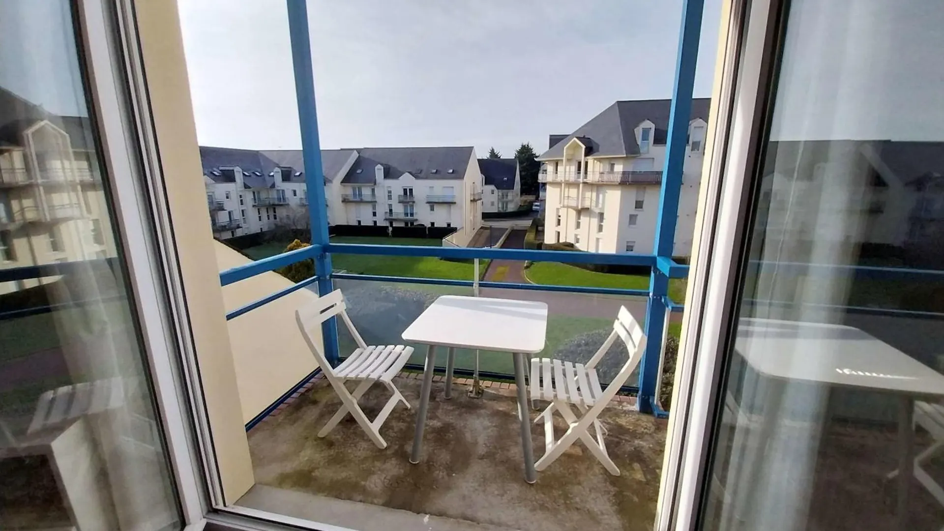 Spacious Apartment With Balcony Vannes Frankrike
